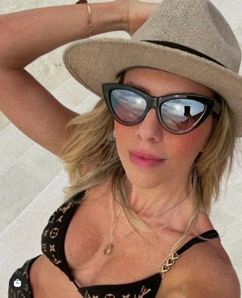 Belle Collection - Black Coloured Cat Eye Sunglasses w/ Silver Mirrored lenses